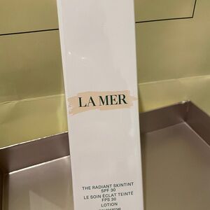 La Mer Skincare Box with White and Cream Design